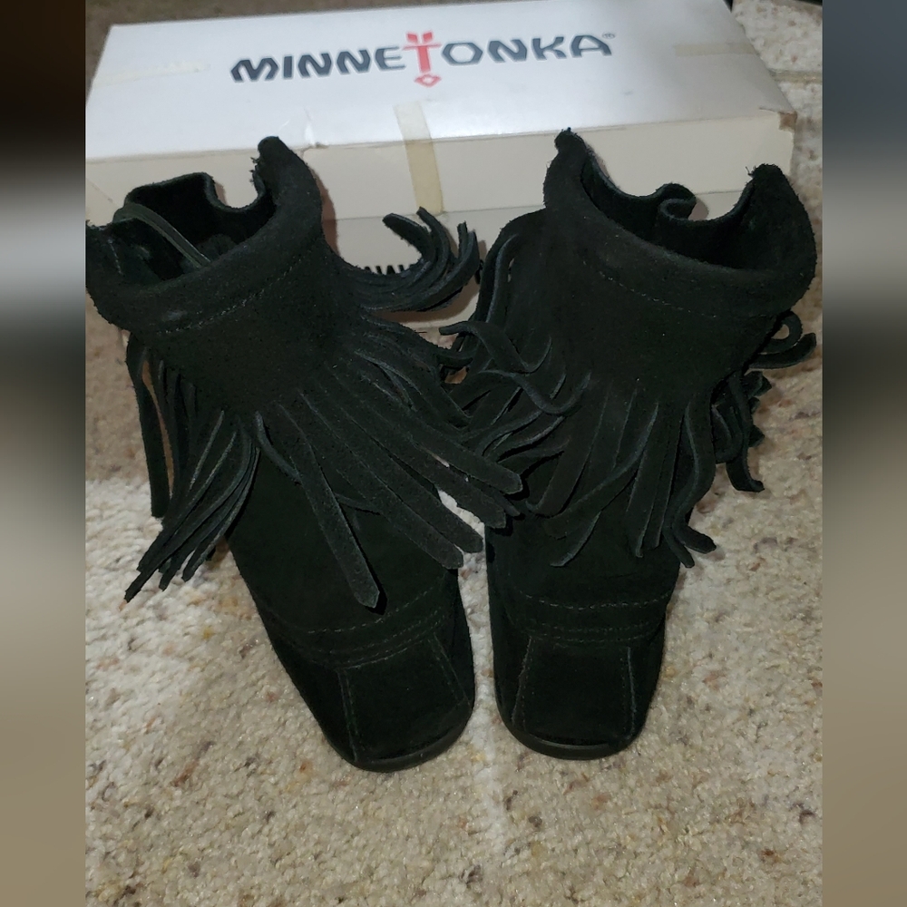 Minnetonka Black Fringe Boot size 6 - Picture 6 of 9